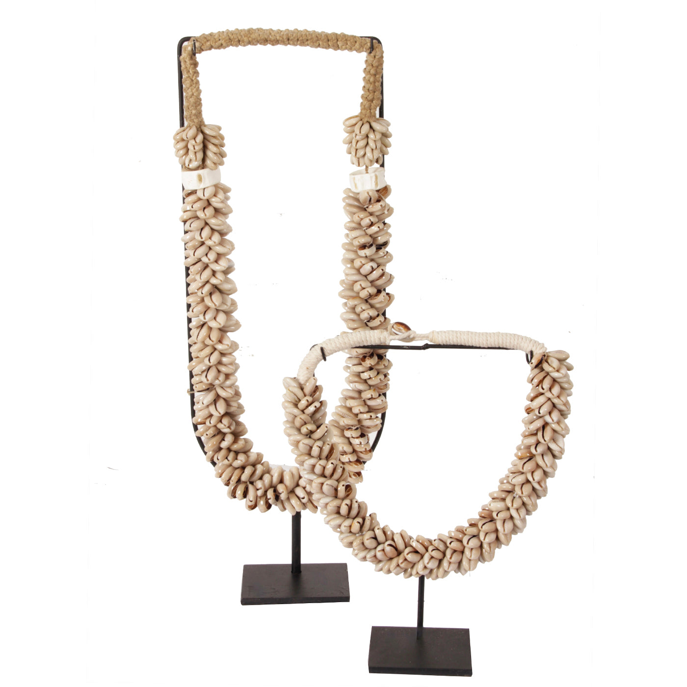 J81 Kleine Schelpenketting Op Standaard