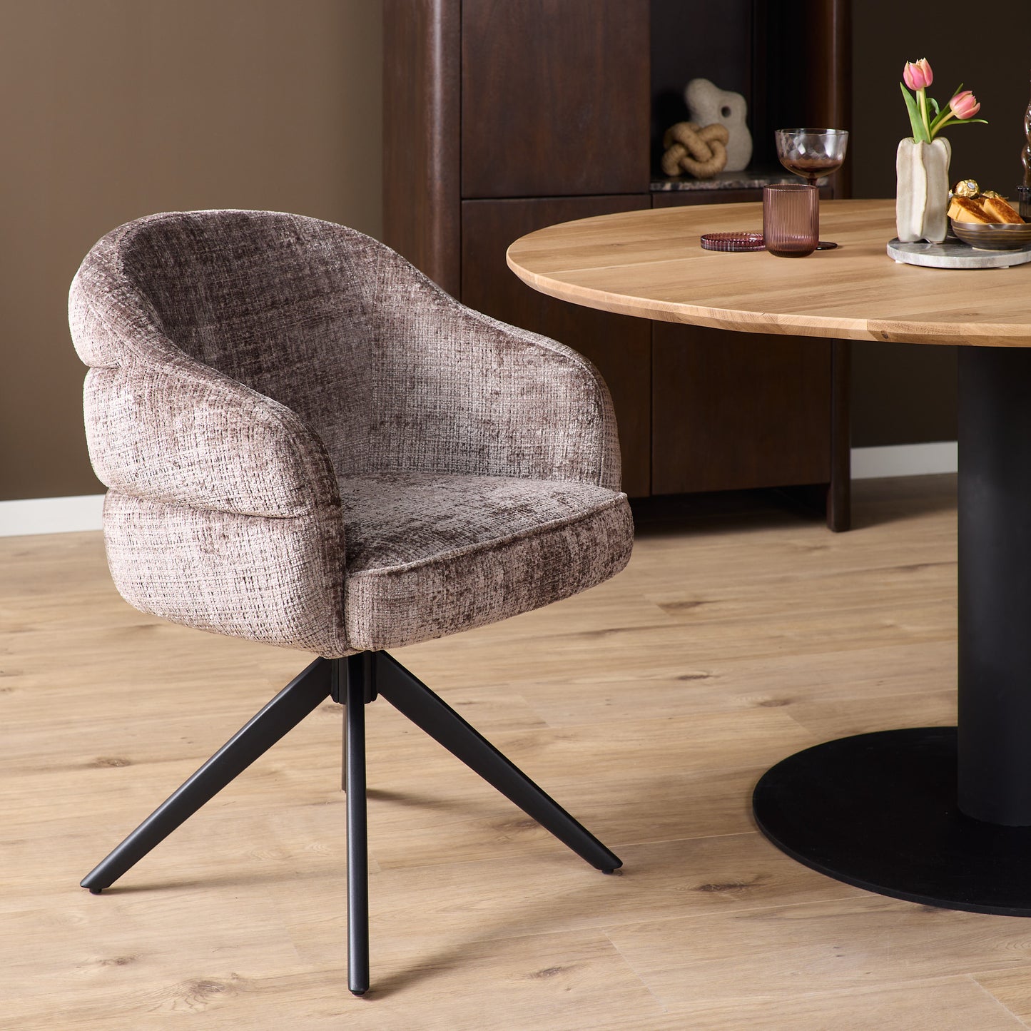 Eetkamerstoel Bella | Leemkleurig | Zwarte poot | Met armleuning