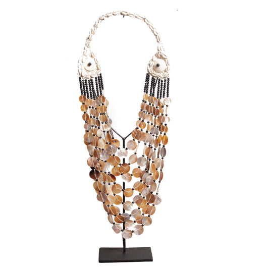 H109 Schelpenketting Op Standaard