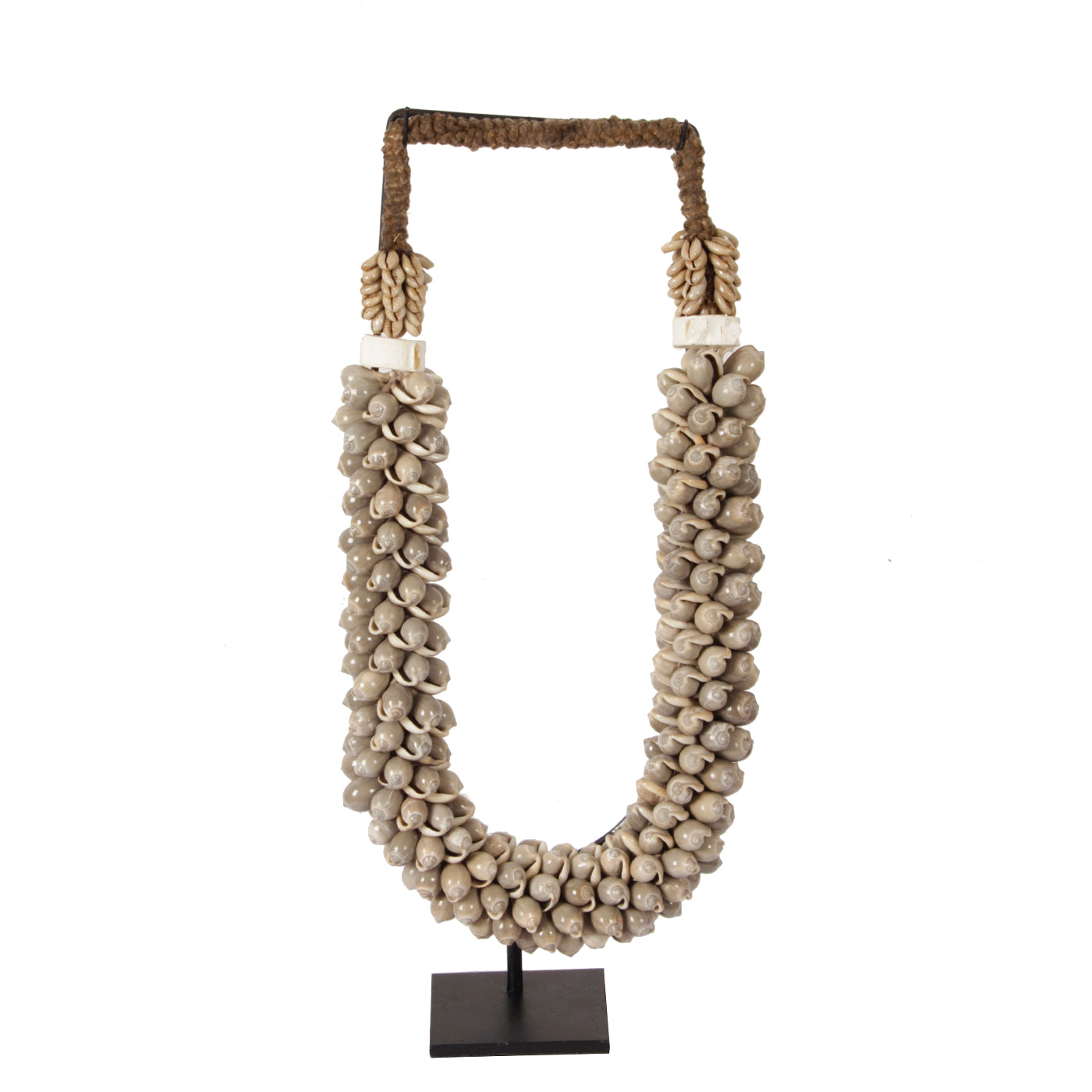 J78 Schelpenketting Op Standaard