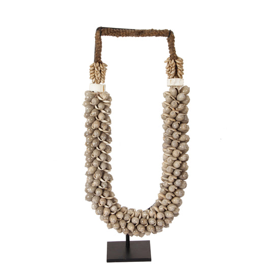 J78 Schelpenketting Op Standaard
