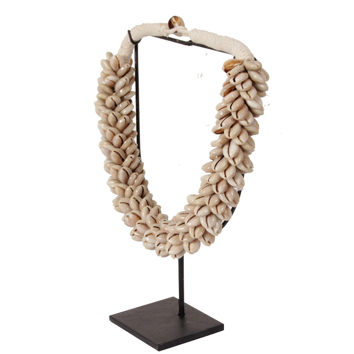 J81 Kleine Schelpenketting Op Standaard