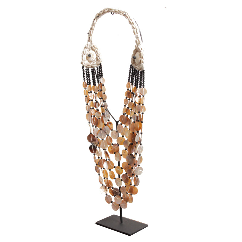 H109 Schelpenketting Op Standaard