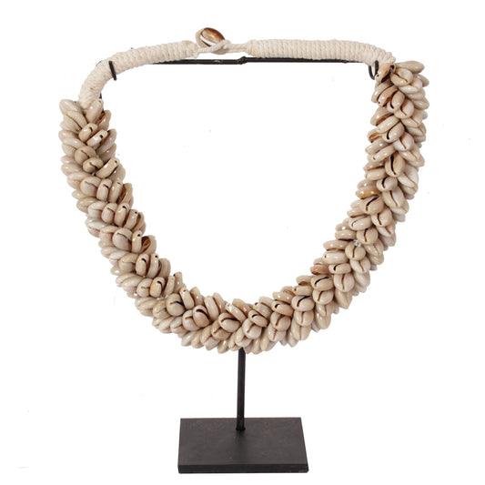 J81 Kleine Schelpenketting Op Standaard