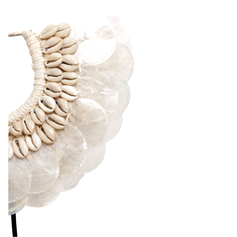 J37 Kleine Schelpenketting Op Standaard