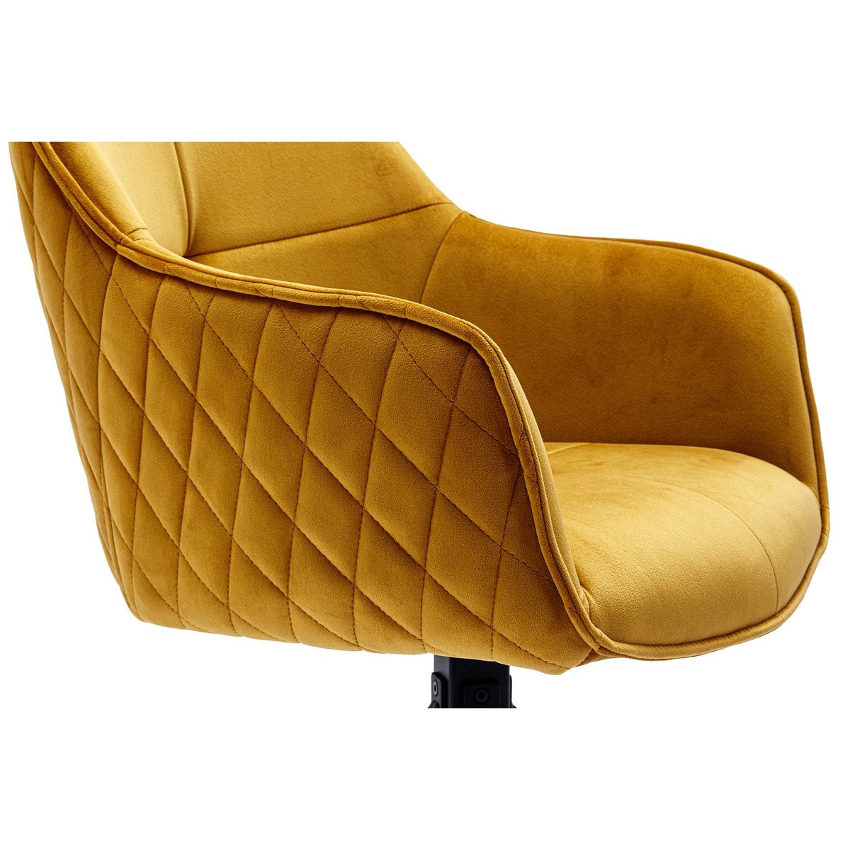 Fauteuil met gele honingraatquilt