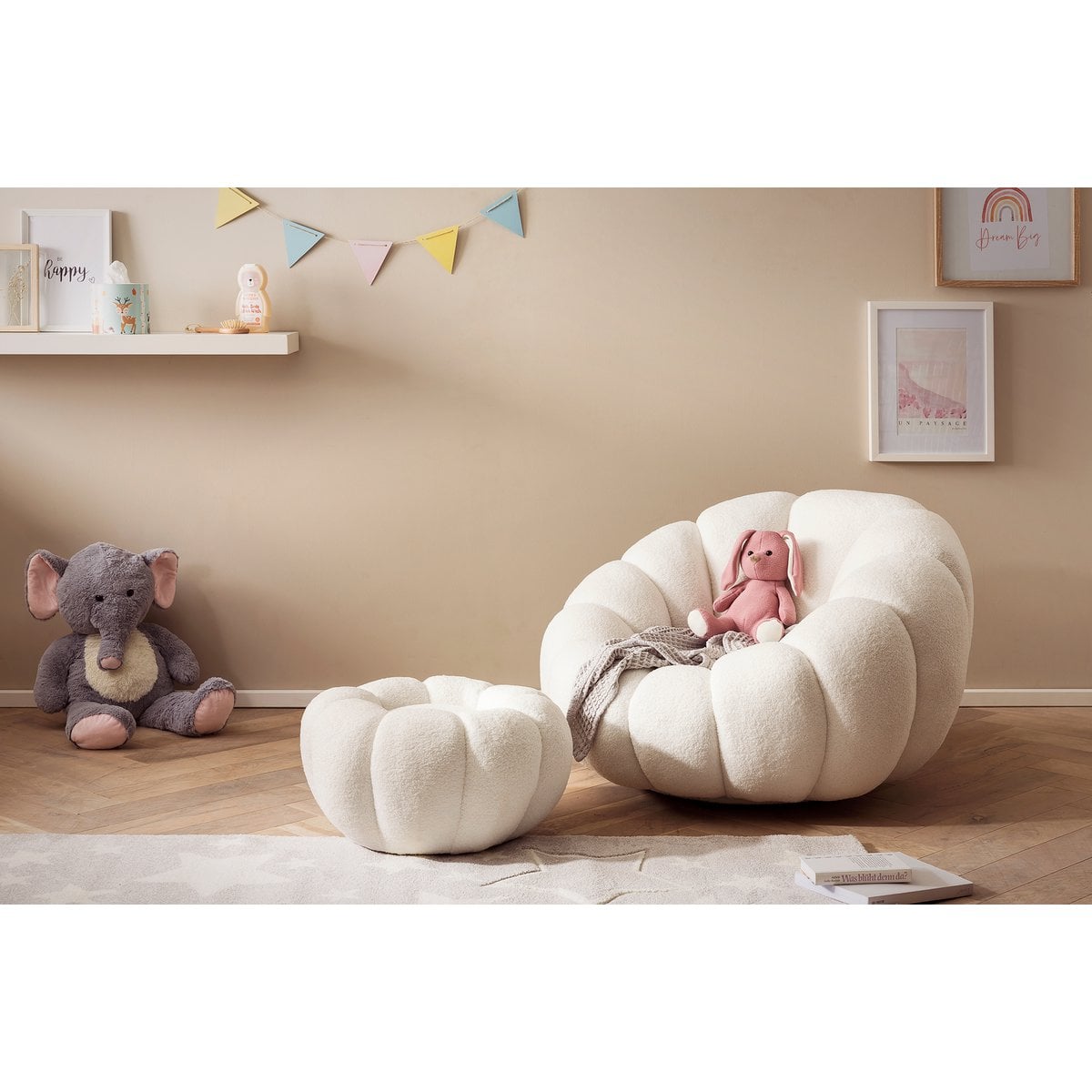 Fauteuil- en krukset gemaakt van wit teddybont