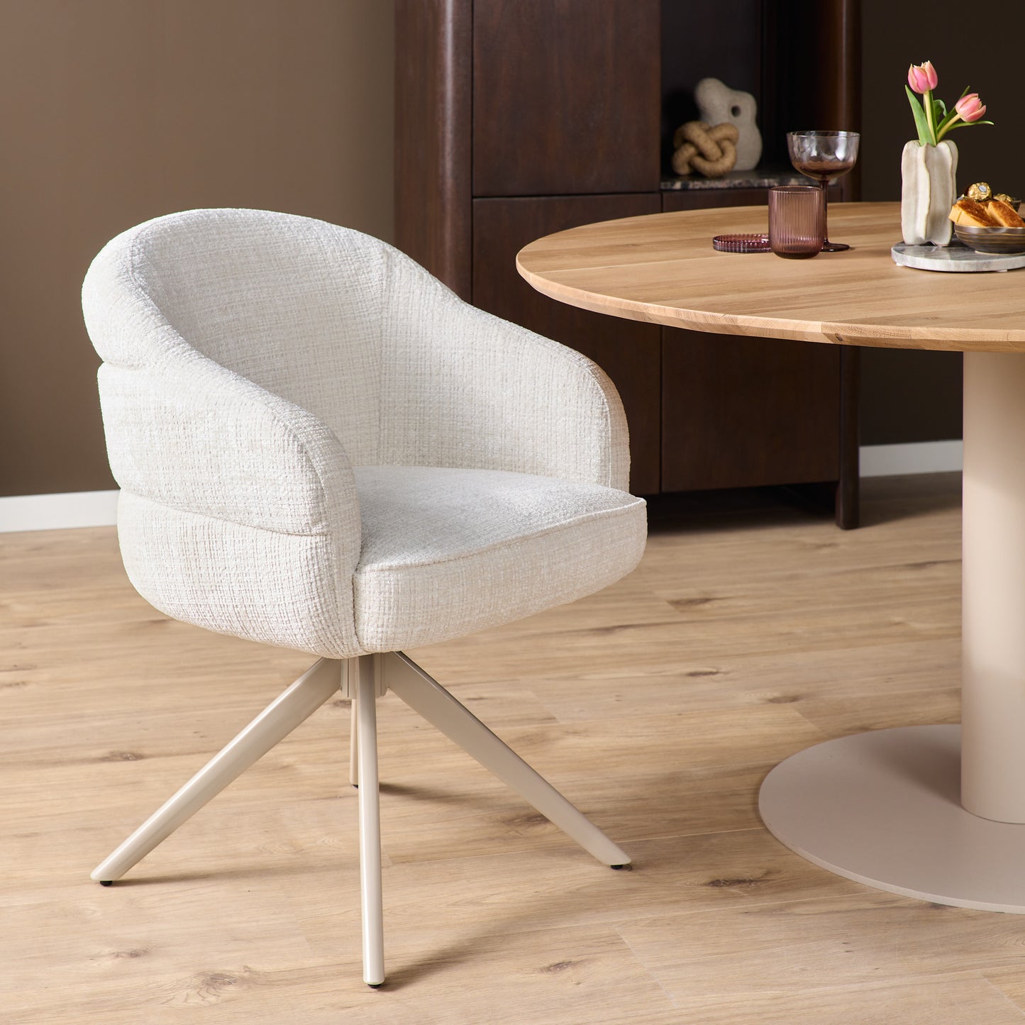 Eetkamerstoel Bella | Gebroken wit | Zandkleurige poot | Met armleuning