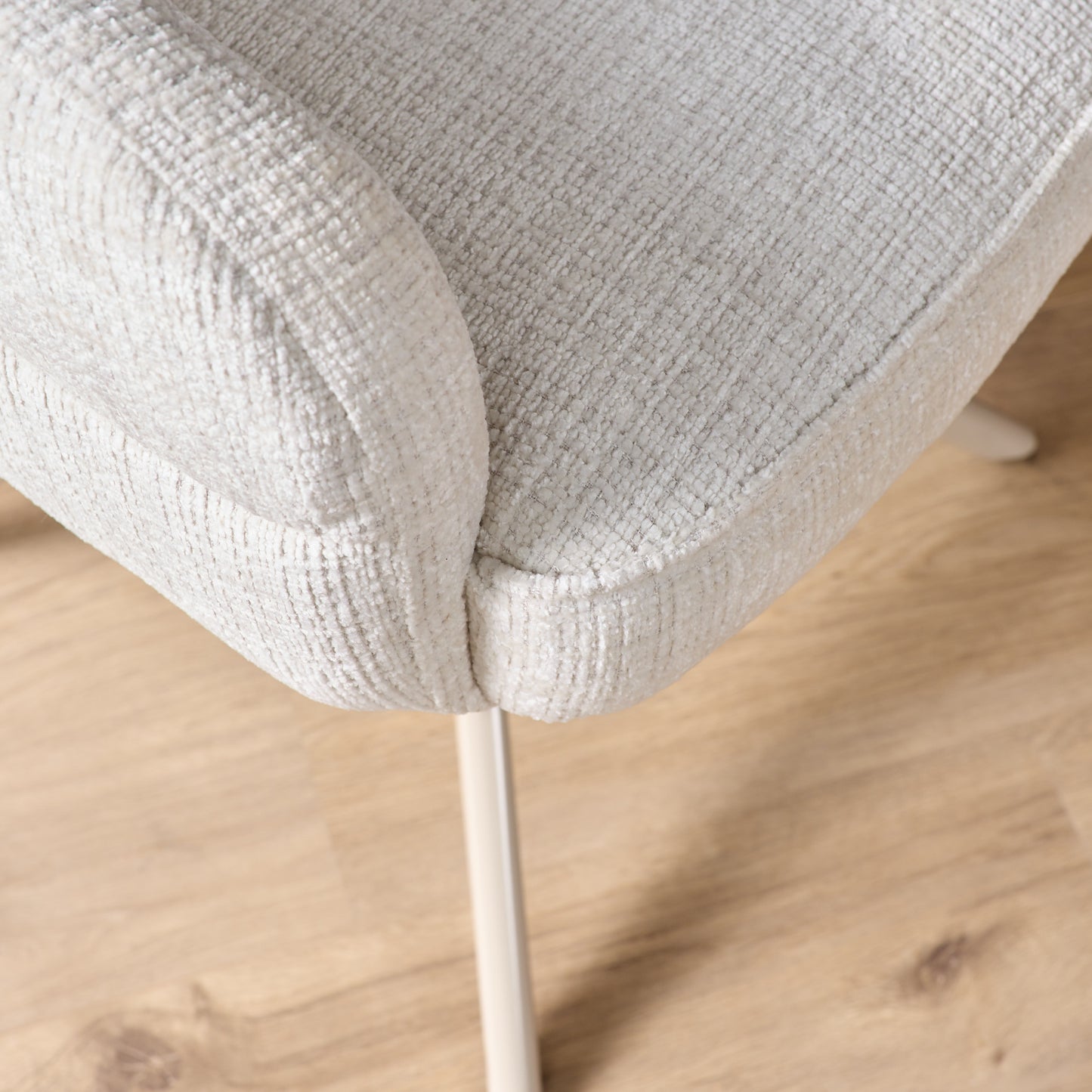 Eetkamerstoel Bella | Gebroken wit | Zandkleurige poot | Met armleuning