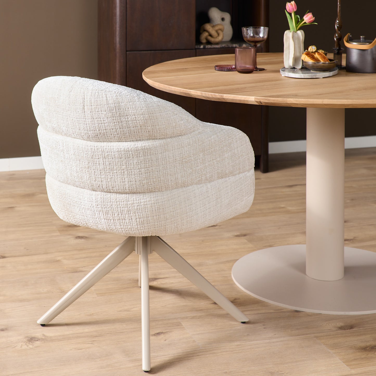 Eetkamerstoel Bella | Gebroken wit | Zandkleurige poot | Met armleuning