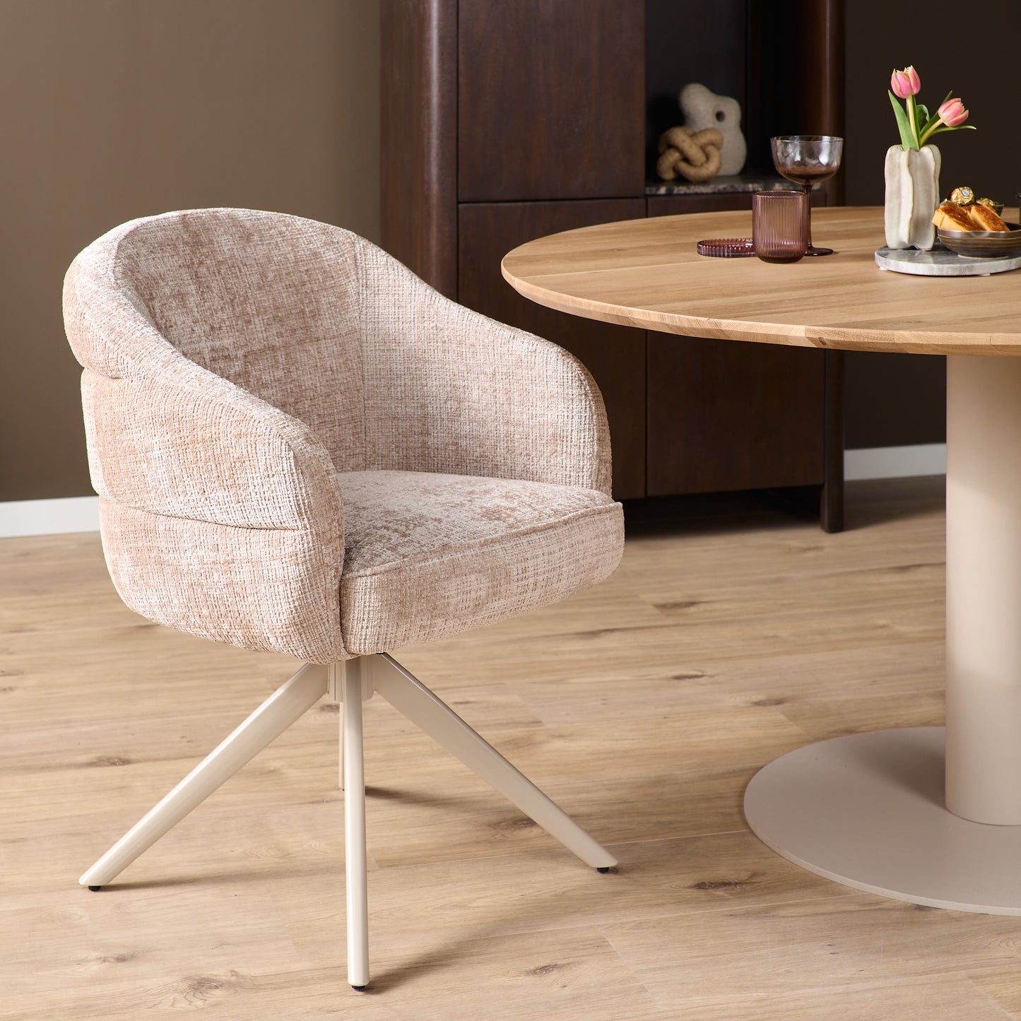 Eetkamerstoel Bella | Beige | Poot zand | Met armleuning