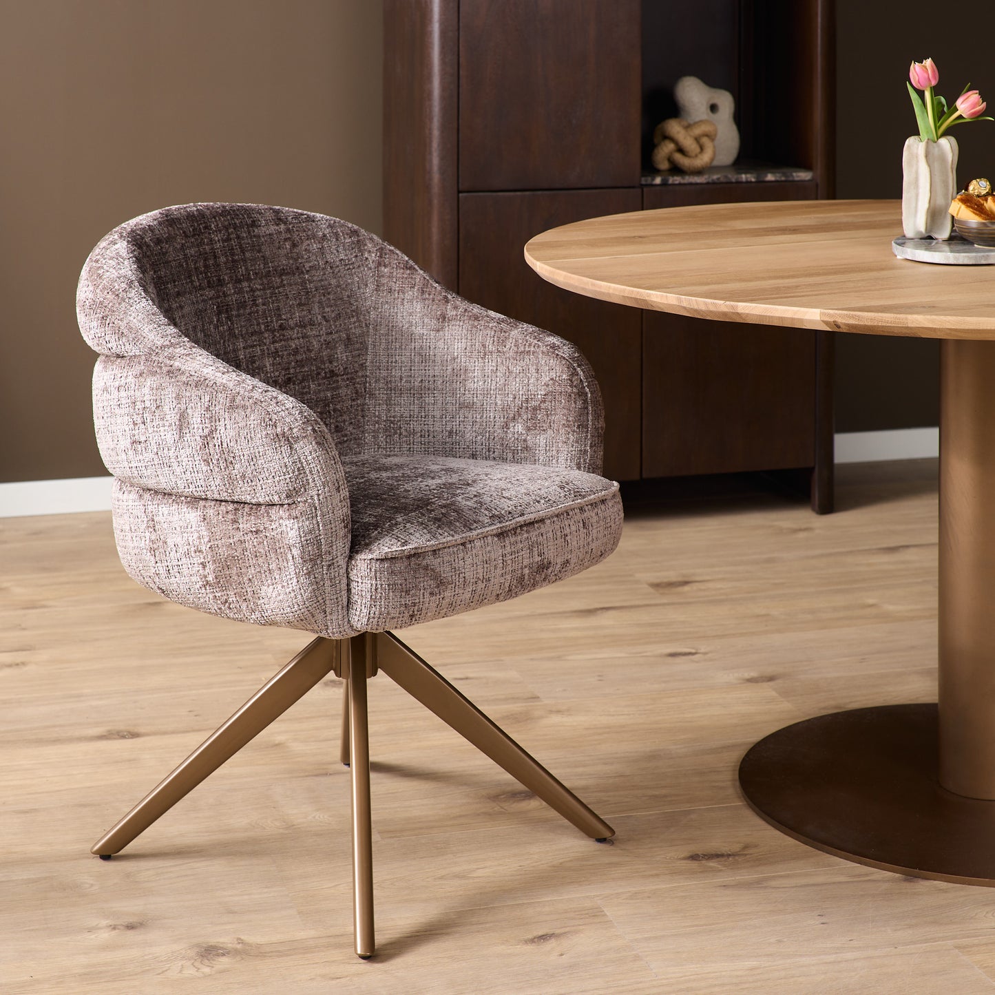 Eetkamerstoel Bella | Klei | Bronzen poot | Met armleuning