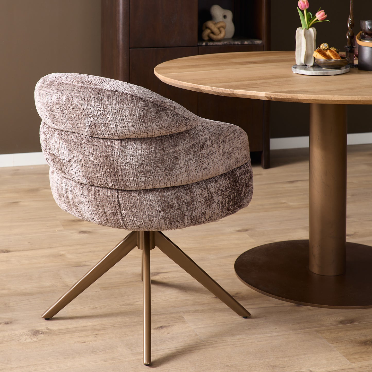 Eetkamerstoel Bella | Klei | Bronzen poot | Met armleuning