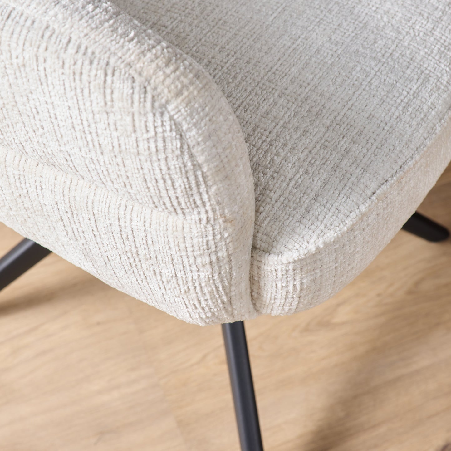 Eetkamerstoel Bella | Off-white | Zwarte poten | Met armleuning