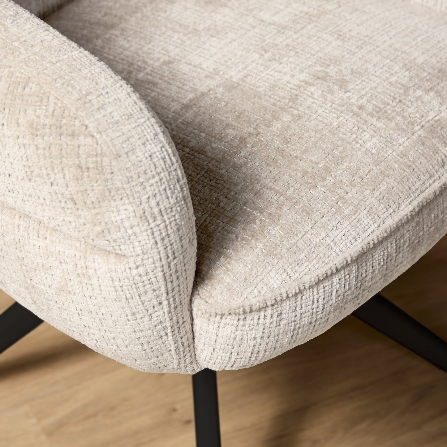 Eetkamerstoel Bella | Off-white | Zwarte poten | Met armleuning