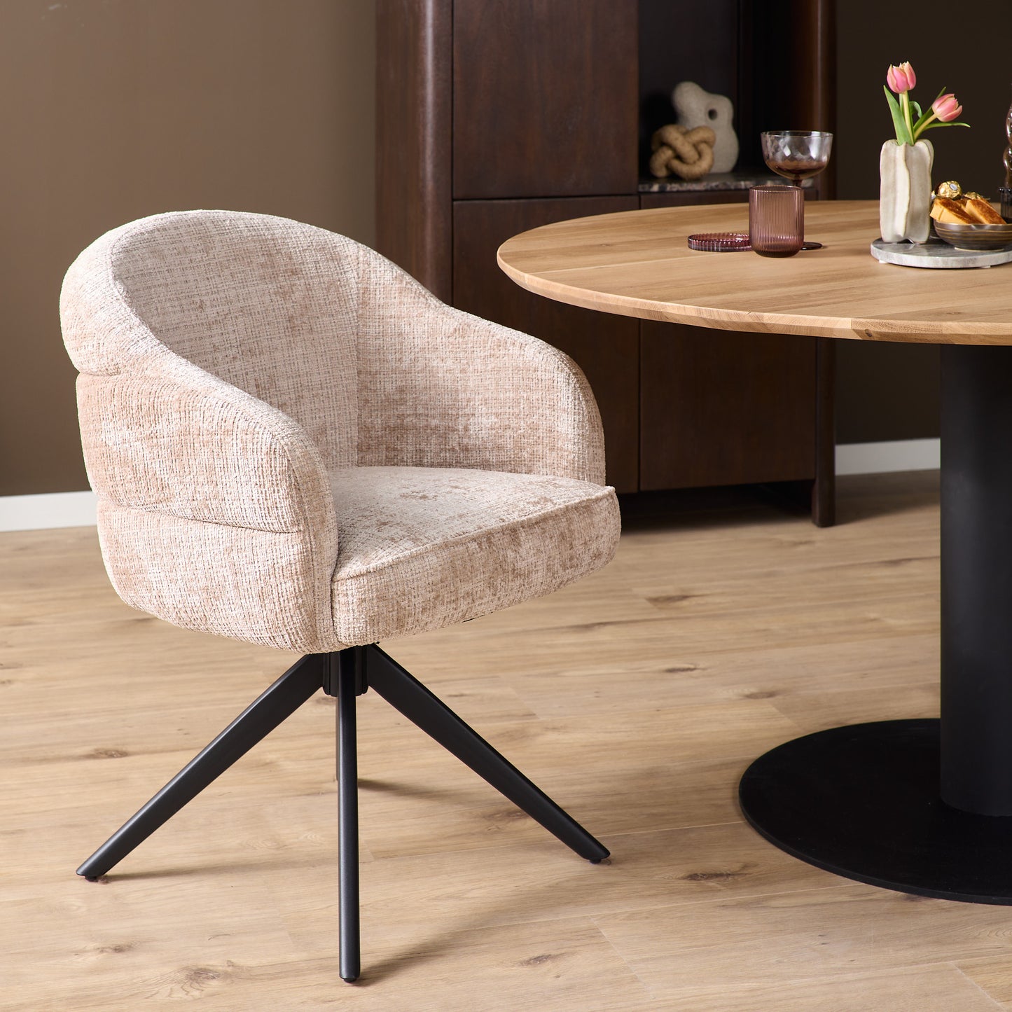 Eetkamerstoel Bella | Beige | Poot Zwart | Met armleuning