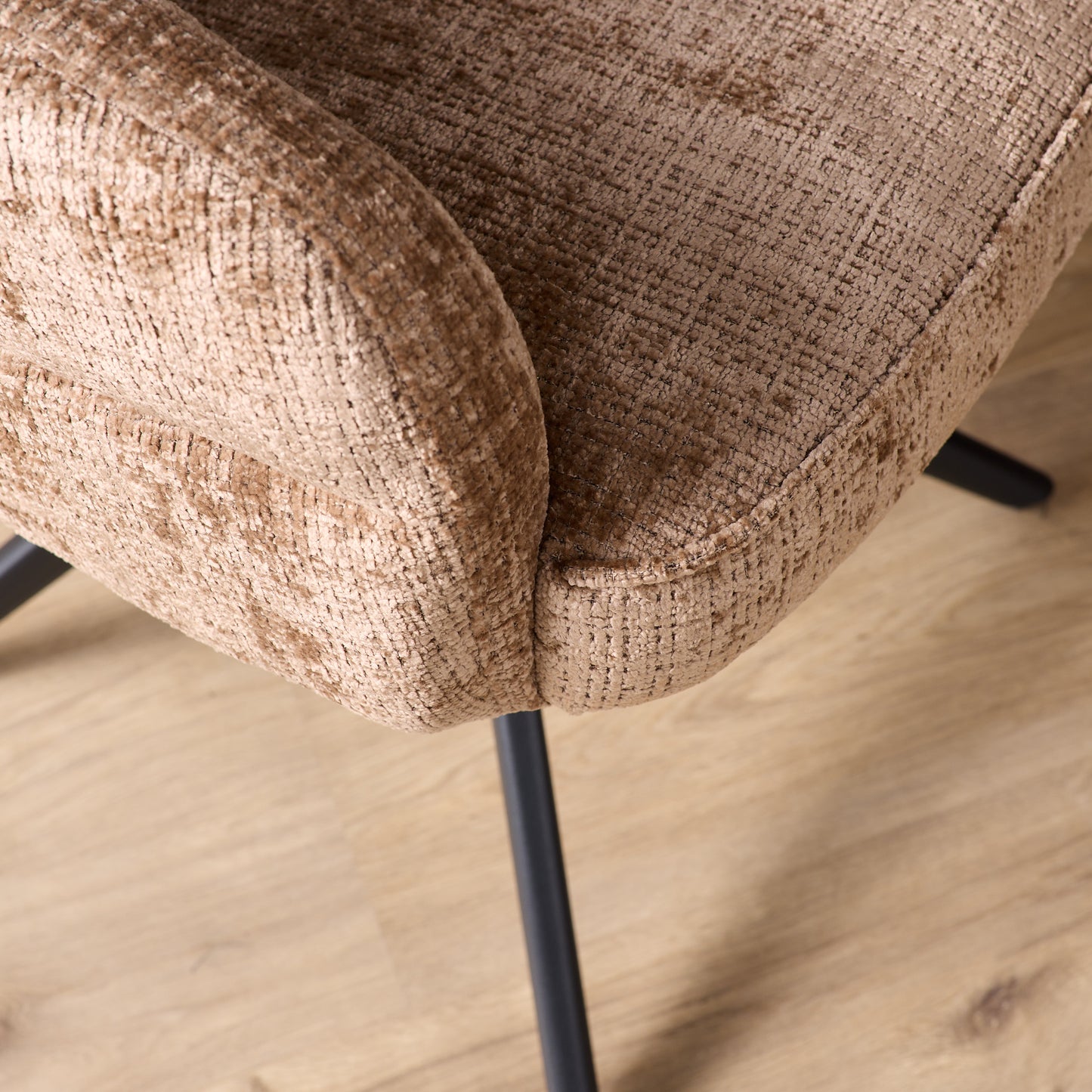 Eetkamerstoel Bella | Kaneel | Poot Zwart | Met armleuning