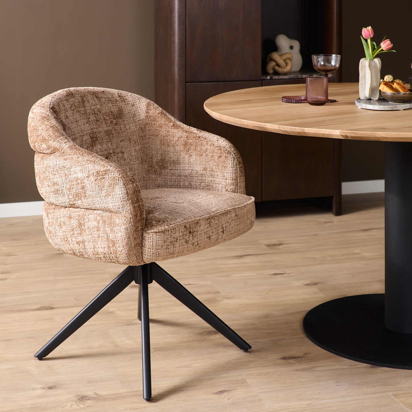 Eetkamerstoel Bella | Kaneel | Poot Zwart | Met armleuning
