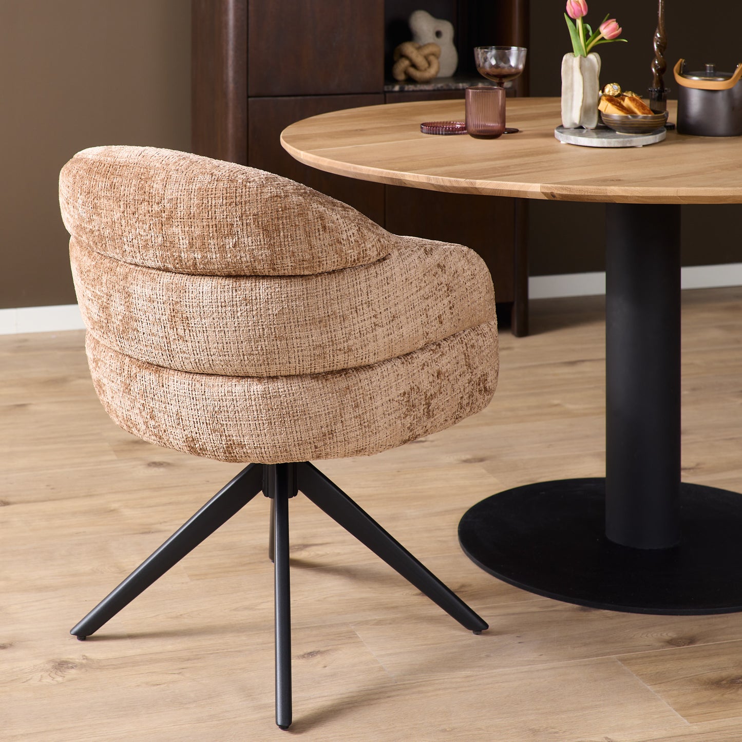 Eetkamerstoel Bella | Kaneel | Poot Zwart | Met armleuning