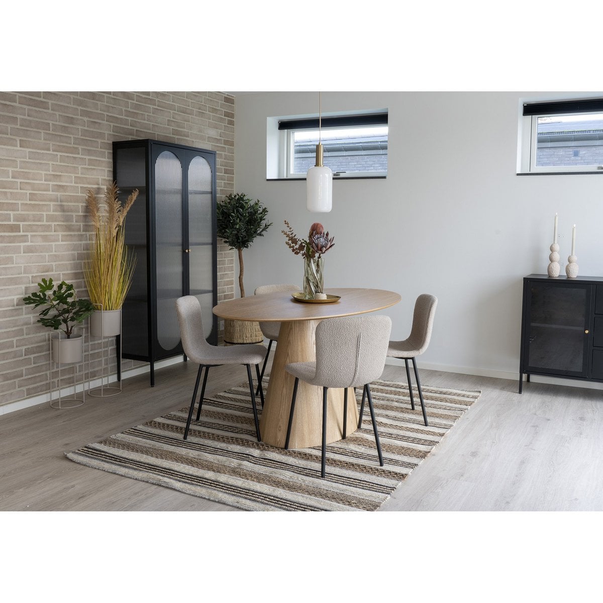 Halden Dining Chair - Eetkamerstoel in bouclé, beige met zwarte poten - Set van 2