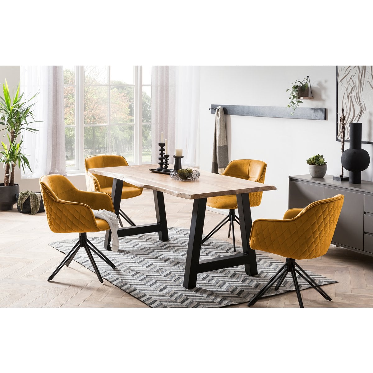 Fauteuil met gele honingraatquilt